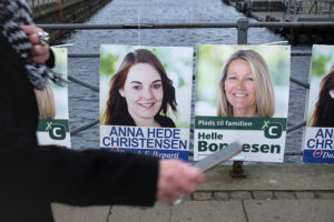På lördagen hängdes valplakaten upp inför höstens kommun- och regionval i Danmark