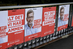 På lördagen hängdes valplakaten upp inför höstens kommun- och regionval i Danmark